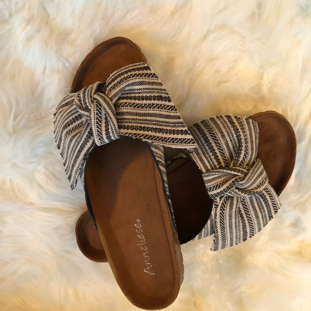 Bow sandals size 9 NEW